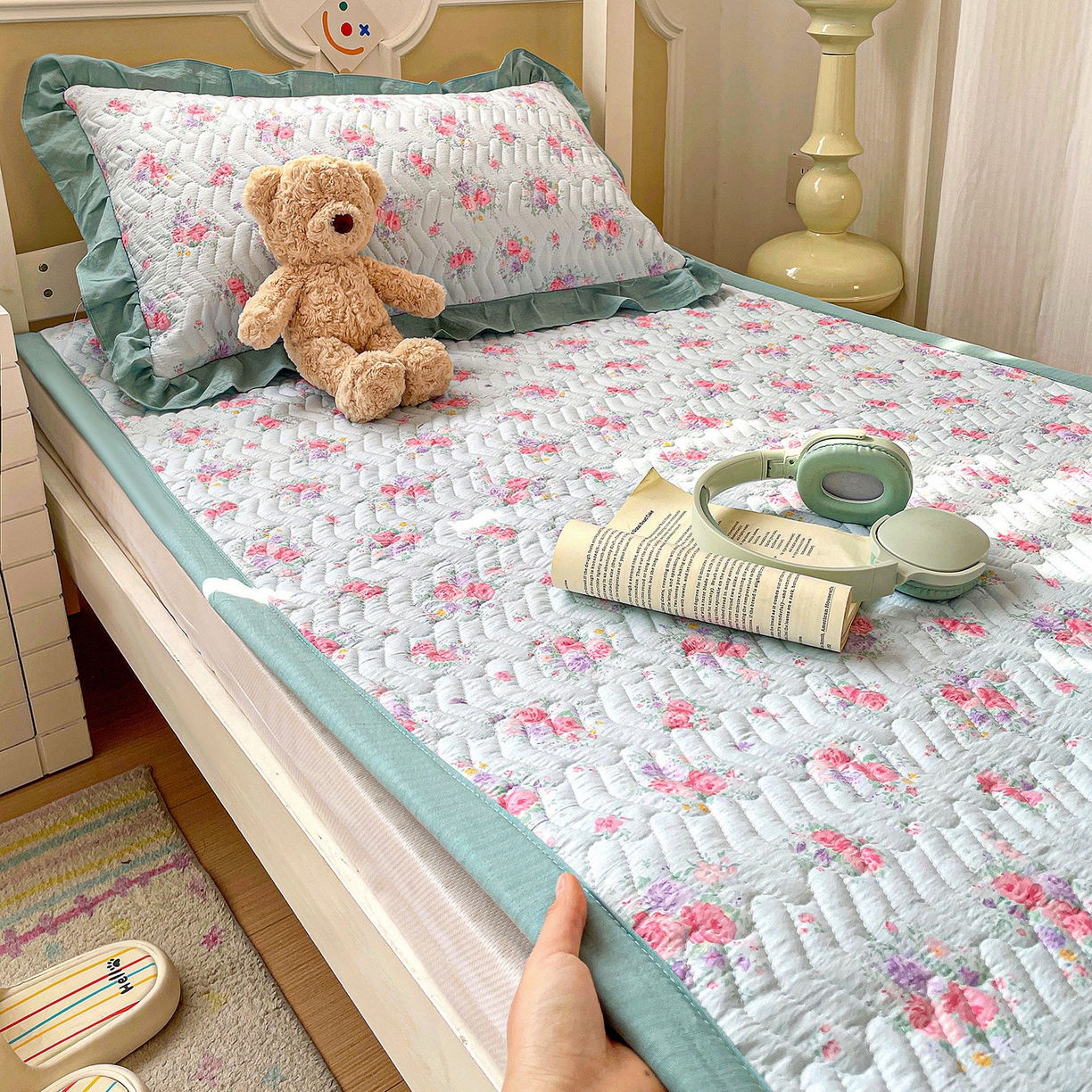 91家纺网 家纺一手货源 找家纺 纽缦家纺 2026新款云感提花双层纱学生床垫 清风与雾蓝