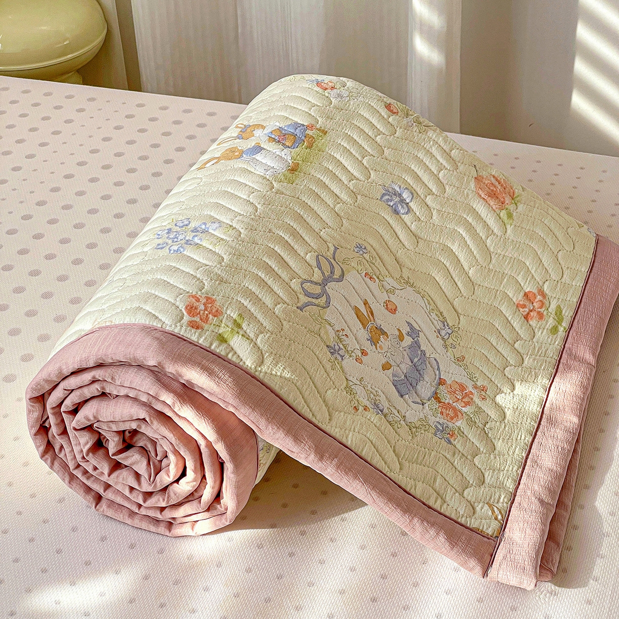 91家纺网 家纺一手货源 找家纺 纽缦家纺 2026新款云感提花双层纱学生床垫 镜子里的兔