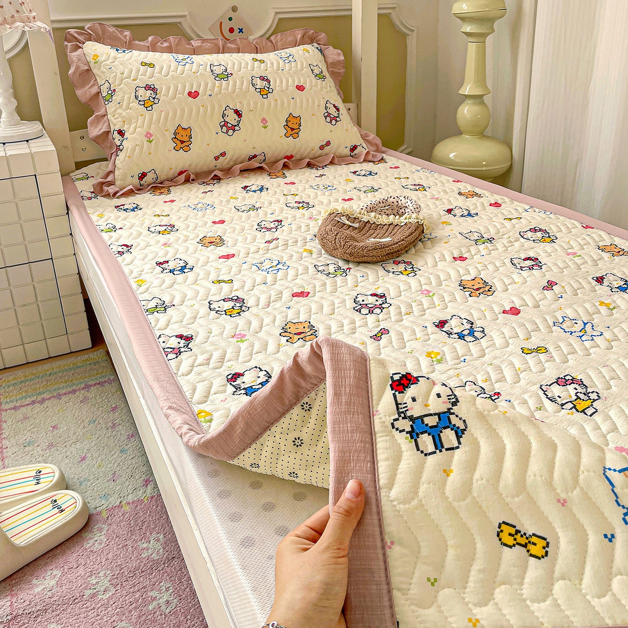 91家纺网 家纺一手货源 找家纺 纽缦家纺 2026新款云感提花双层纱学生床垫 像素小猫