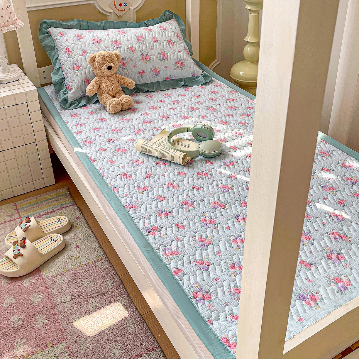 91家纺网 家纺一手货源 找家纺 纽缦家纺 2026新款云感提花双层纱学生床垫 清风与雾蓝