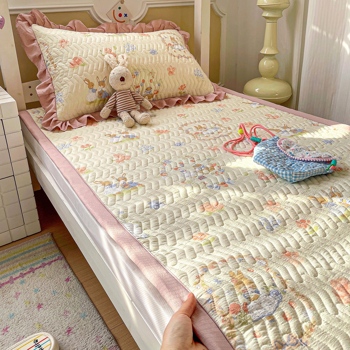 91家纺网 家纺一手货源 找家纺 纽缦家纺 2026新款云感提花双层纱学生床垫 镜子里的兔