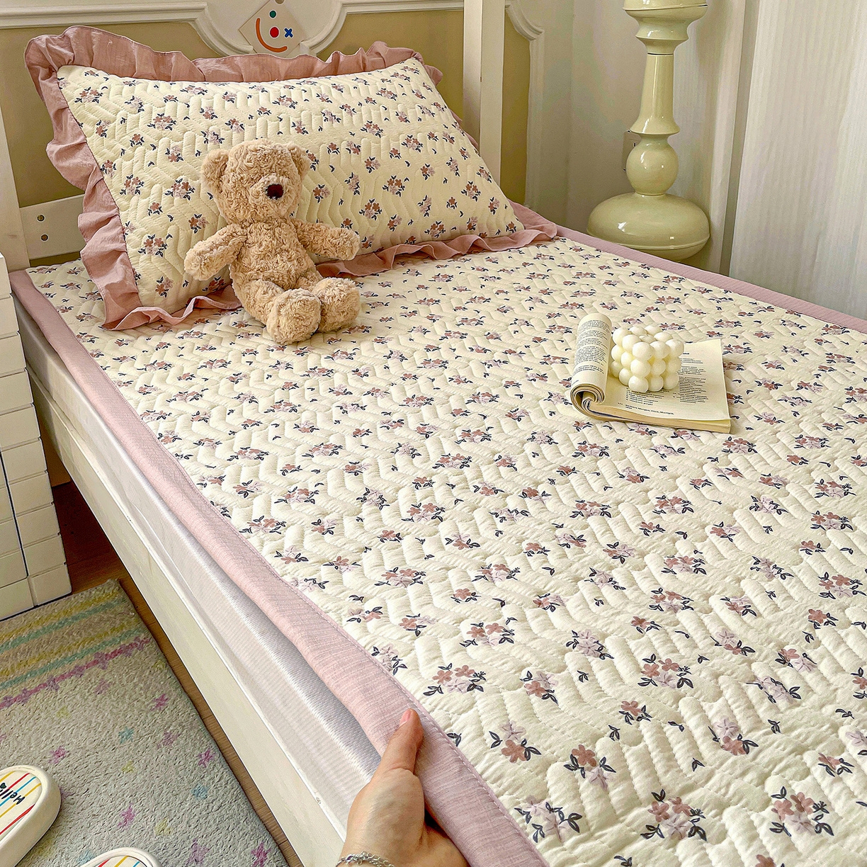 91家纺网 家纺一手货源 找家纺 纽缦家纺 2026新款云感提花双层纱学生床垫 苏瑾