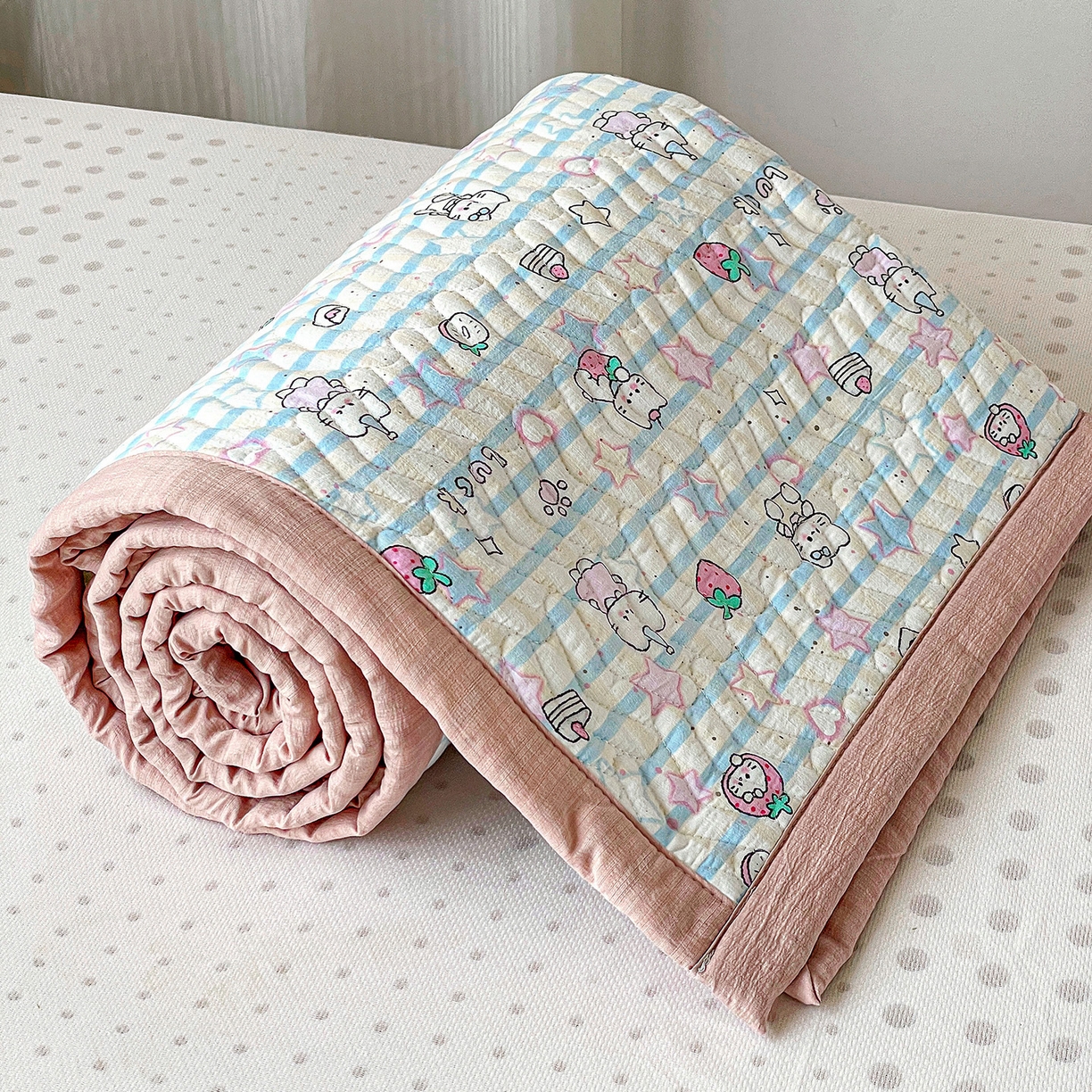 91家纺网 家纺一手货源 找家纺 纽缦家纺 2026新款云感提花双层纱学生床垫 切块草莓猫