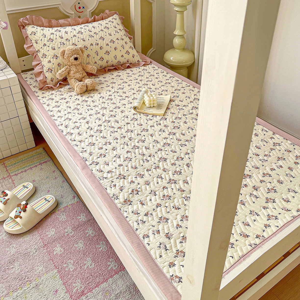 91家纺网 家纺一手货源 找家纺 纽缦家纺 2026新款云感提花双层纱学生床垫 苏瑾