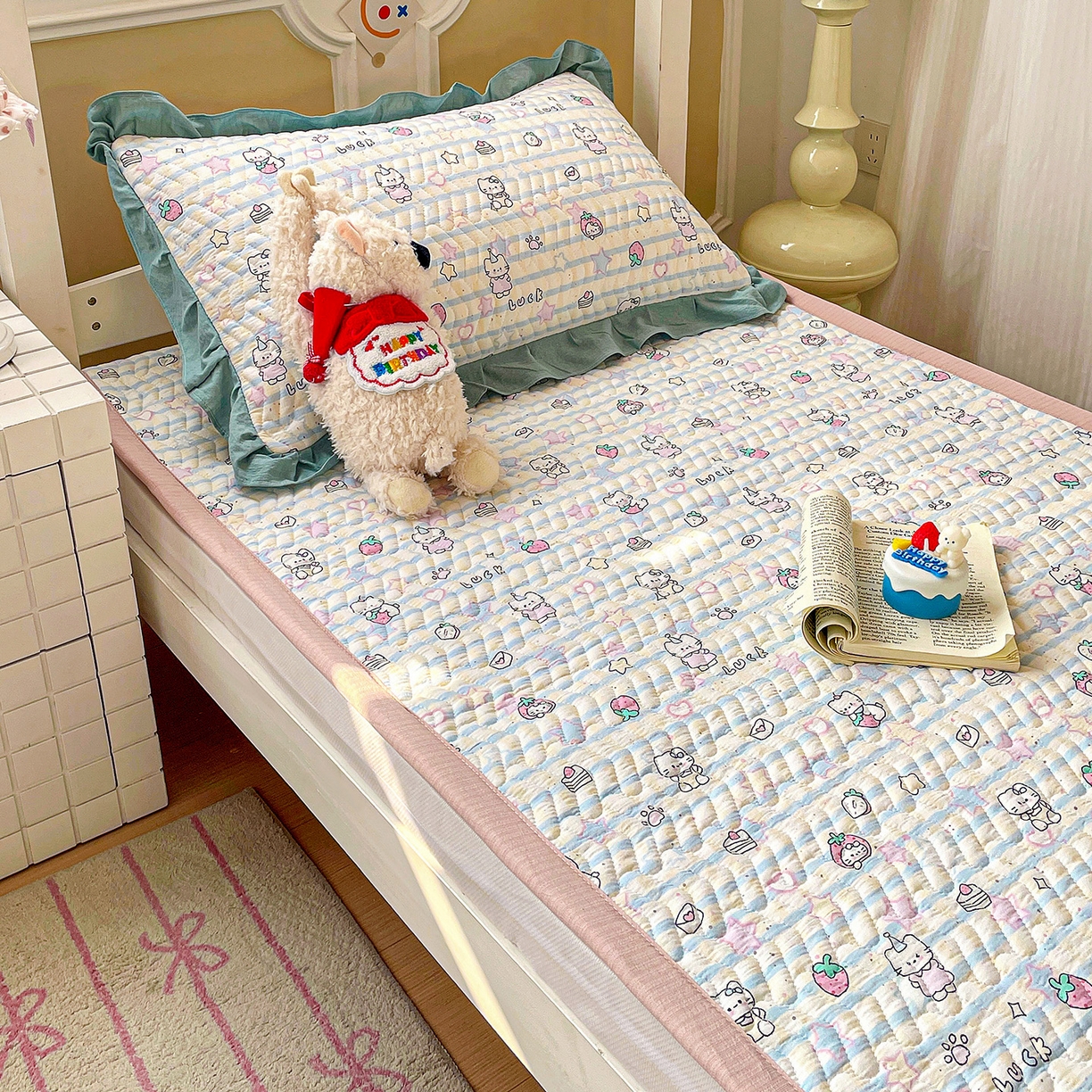 纽缦家纺 2026新款云感提花双层纱学生床垫 切块草莓猫