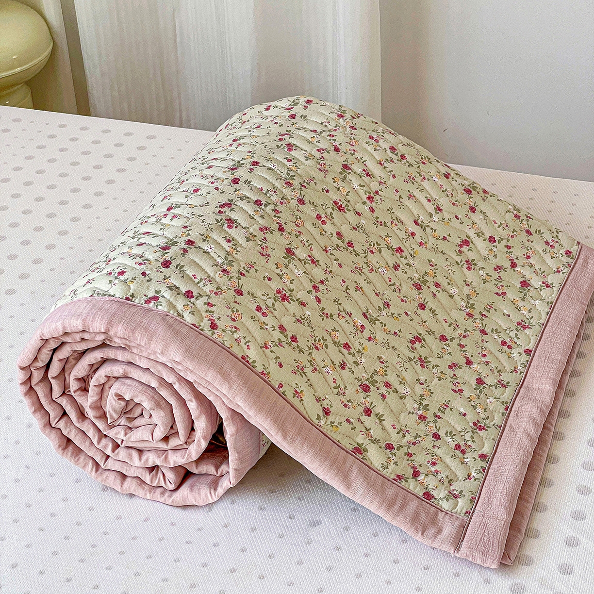 91家纺网 家纺一手货源 找家纺 纽缦家纺 2026新款云感提花双层纱学生床垫 见花则喜