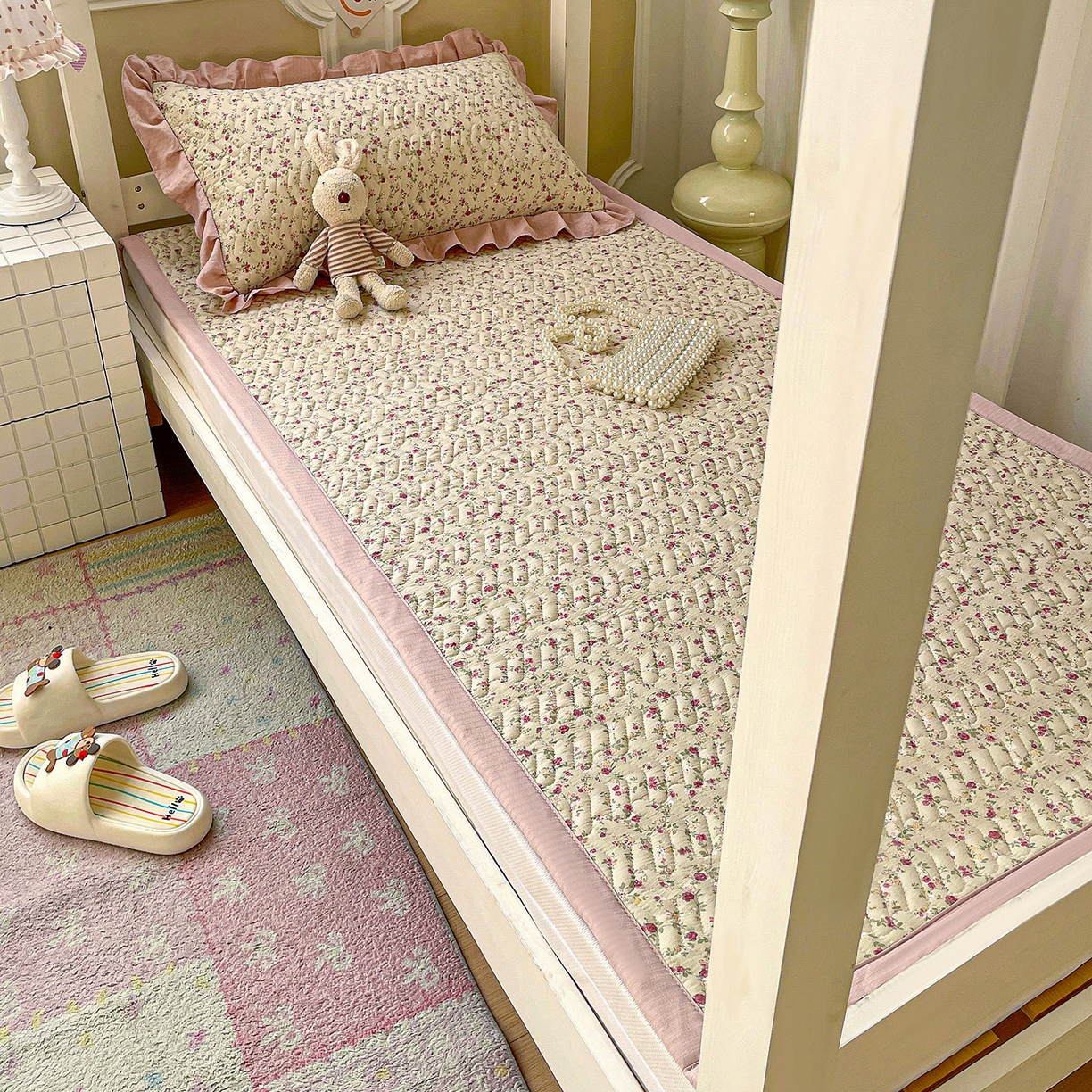 91家纺网 家纺一手货源 找家纺 纽缦家纺 2026新款云感提花双层纱学生床垫 见花则喜