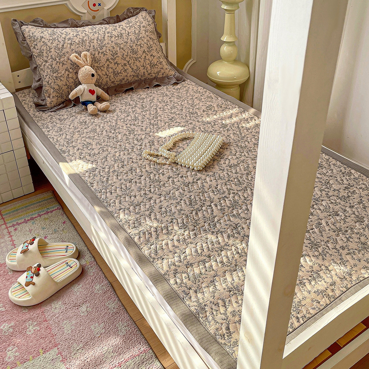 91家纺网 家纺一手货源 找家纺 纽缦家纺 2026新款云感提花双层纱学生床垫 竹韵花语