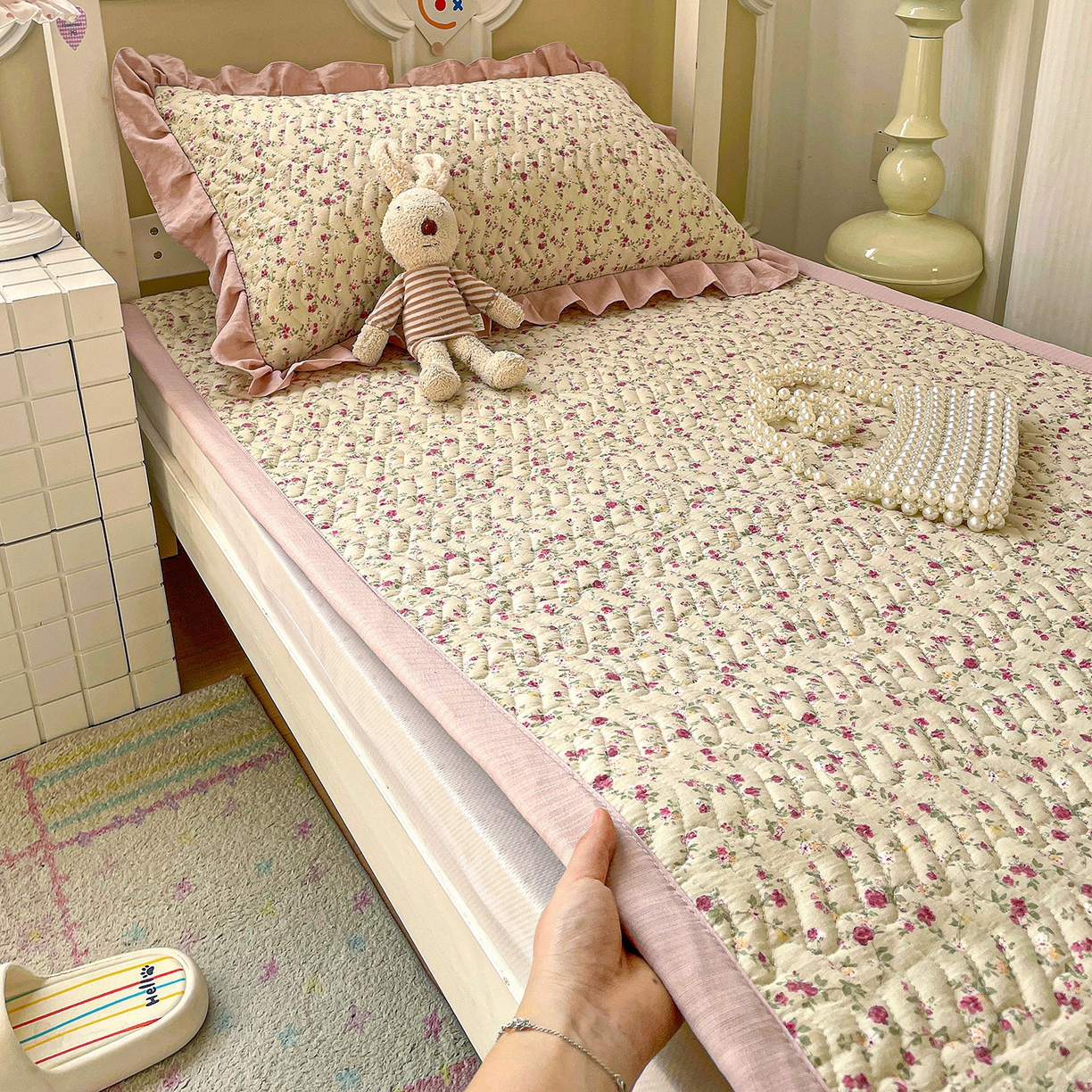 91家纺网 家纺一手货源 找家纺 纽缦家纺 2026新款云感提花双层纱学生床垫 见花则喜