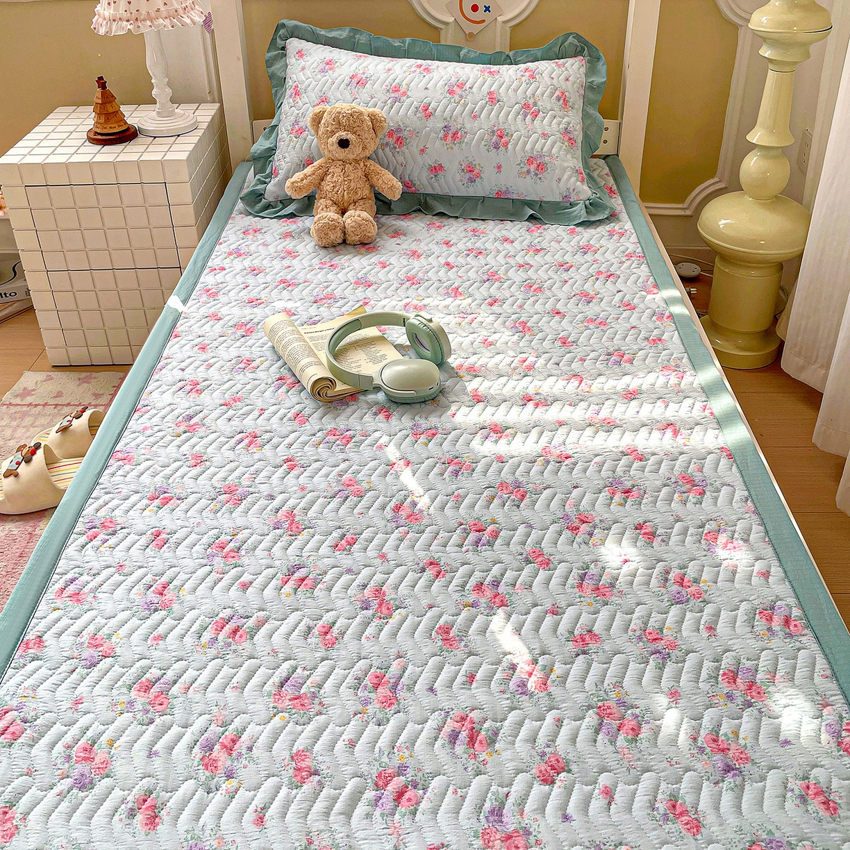 91家纺网 家纺一手货源 找家纺 纽缦家纺 2026新款云感提花双层纱学生床垫 清风与雾蓝