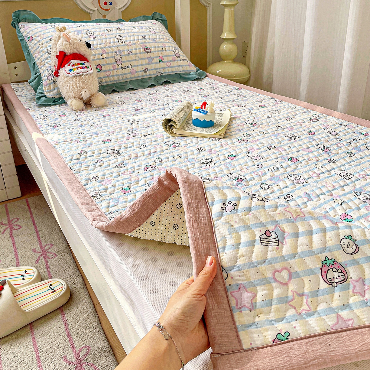 91家纺网 家纺一手货源 找家纺 纽缦家纺 2026新款云感提花双层纱学生床垫 切块草莓猫