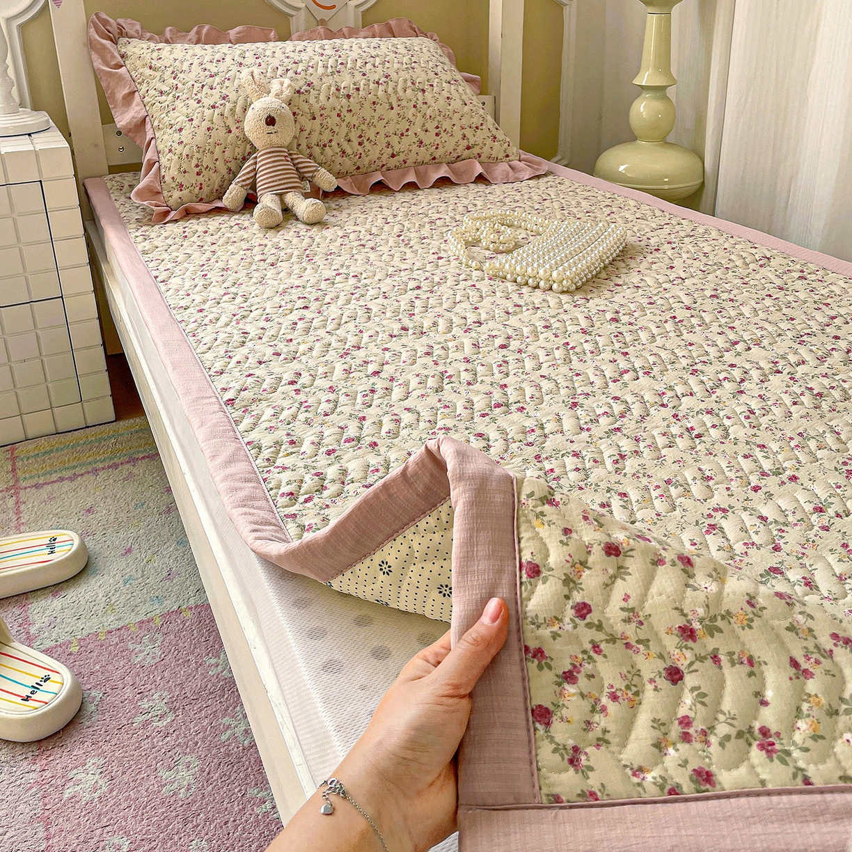 91家纺网 家纺一手货源 找家纺 纽缦家纺 2026新款云感提花双层纱学生床垫 见花则喜