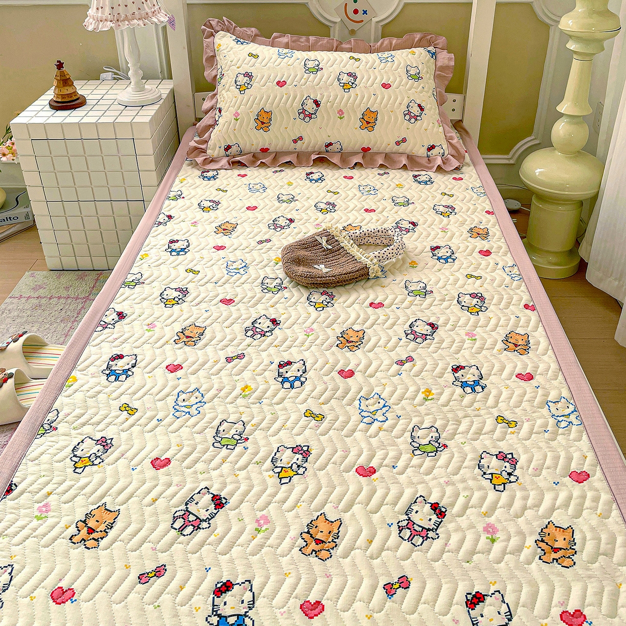 91家纺网 家纺一手货源 找家纺 纽缦家纺 2026新款云感提花双层纱学生床垫 像素小猫