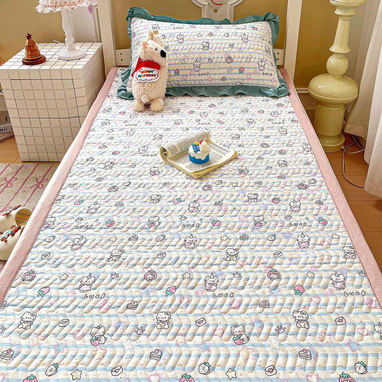 91家纺网 家纺一手货源 找家纺 纽缦家纺 2026新款云感提花双层纱学生床垫 切块草莓猫