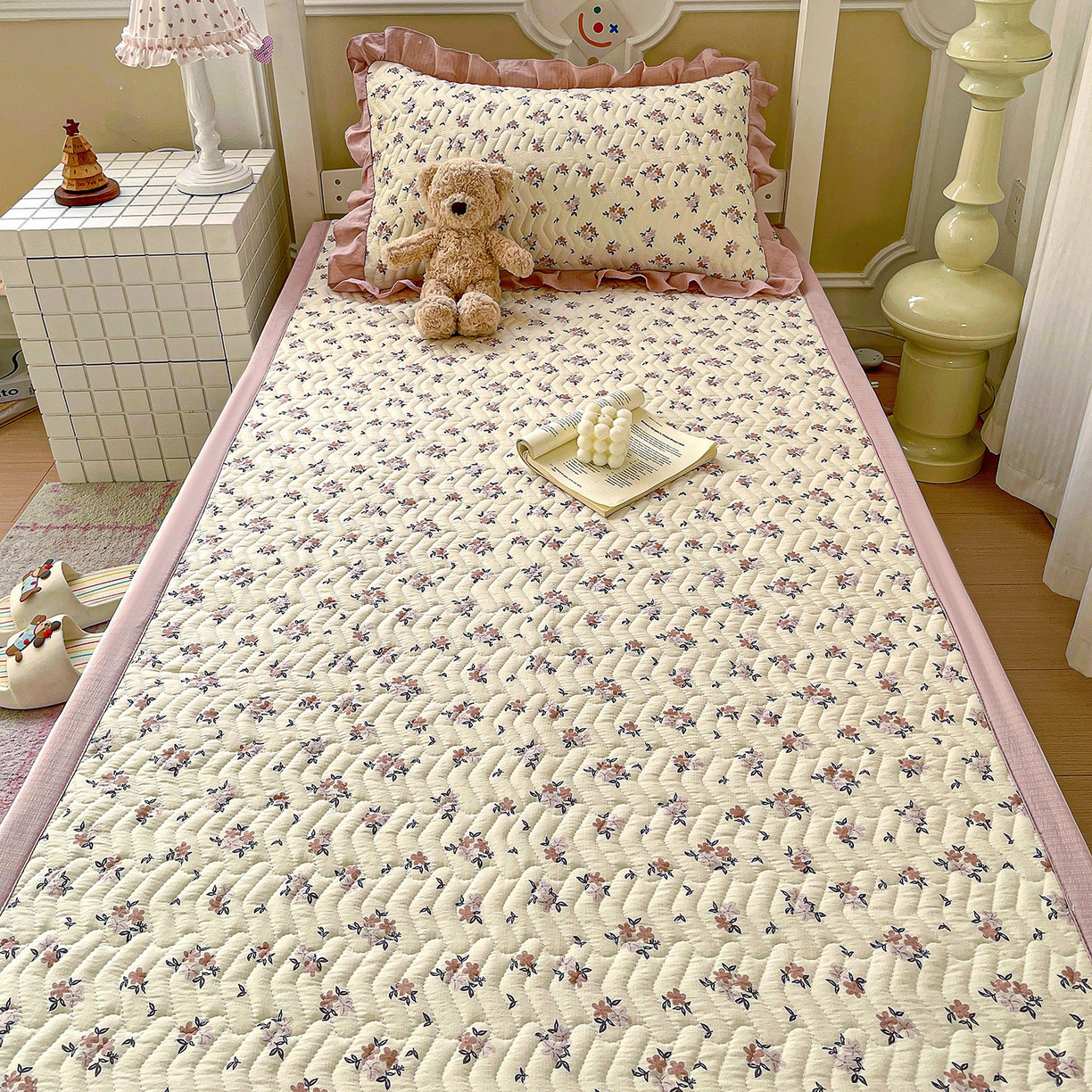 91家纺网 家纺一手货源 找家纺 纽缦家纺 2026新款云感提花双层纱学生床垫 苏瑾