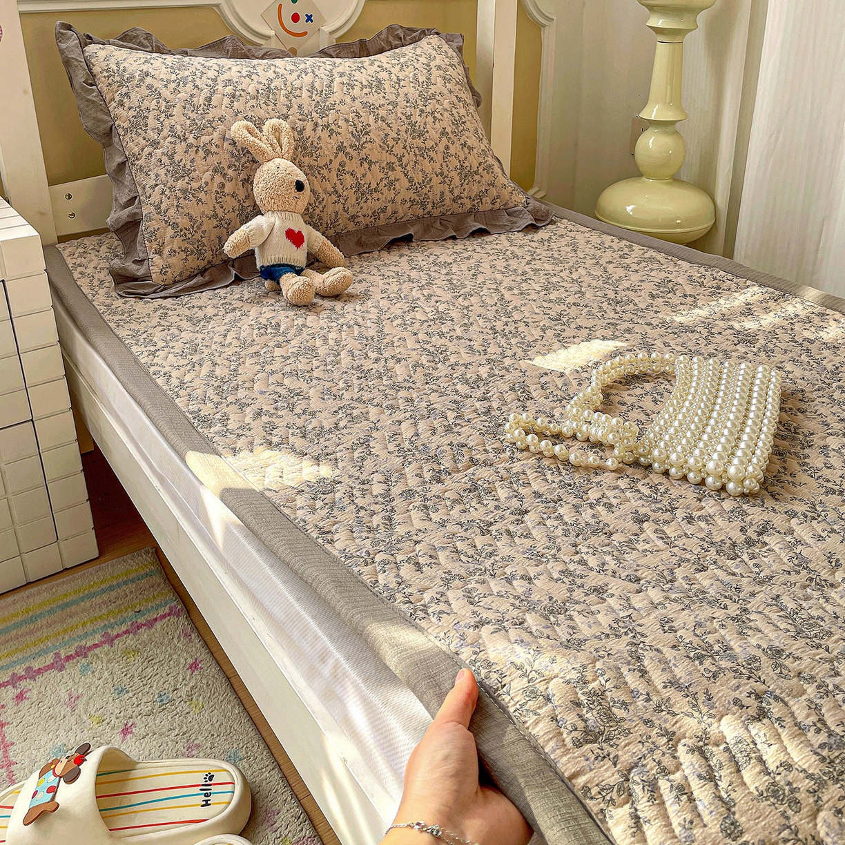 91家纺网 家纺一手货源 找家纺 纽缦家纺 2026新款云感提花双层纱学生床垫 竹韵花语