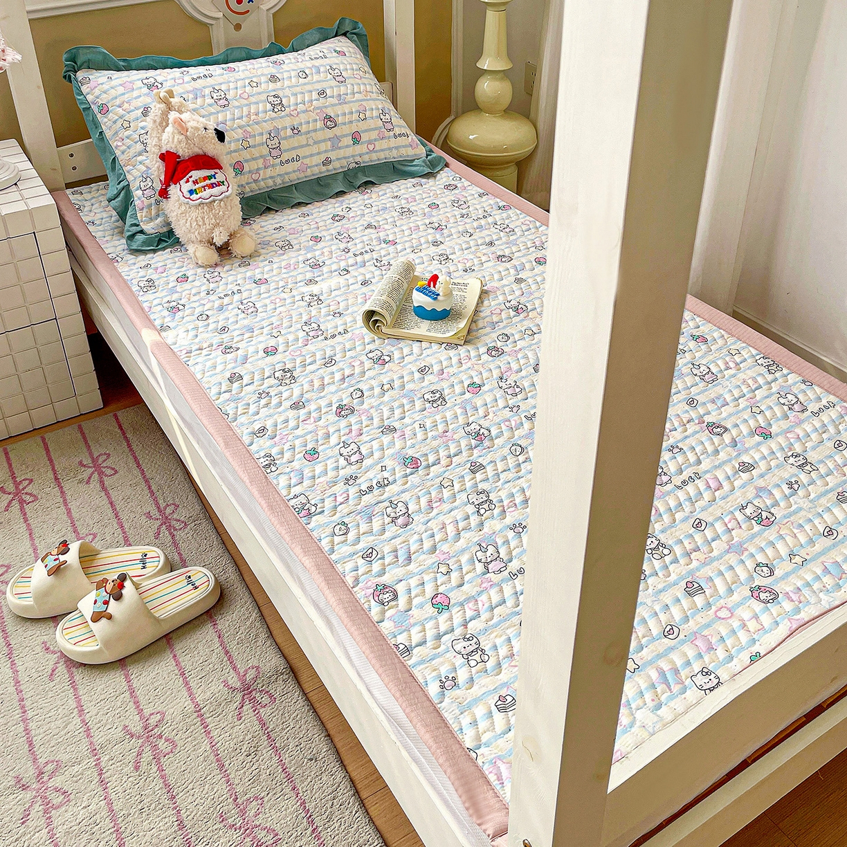 91家纺网 家纺一手货源 找家纺 纽缦家纺 2026新款云感提花双层纱学生床垫 切块草莓猫