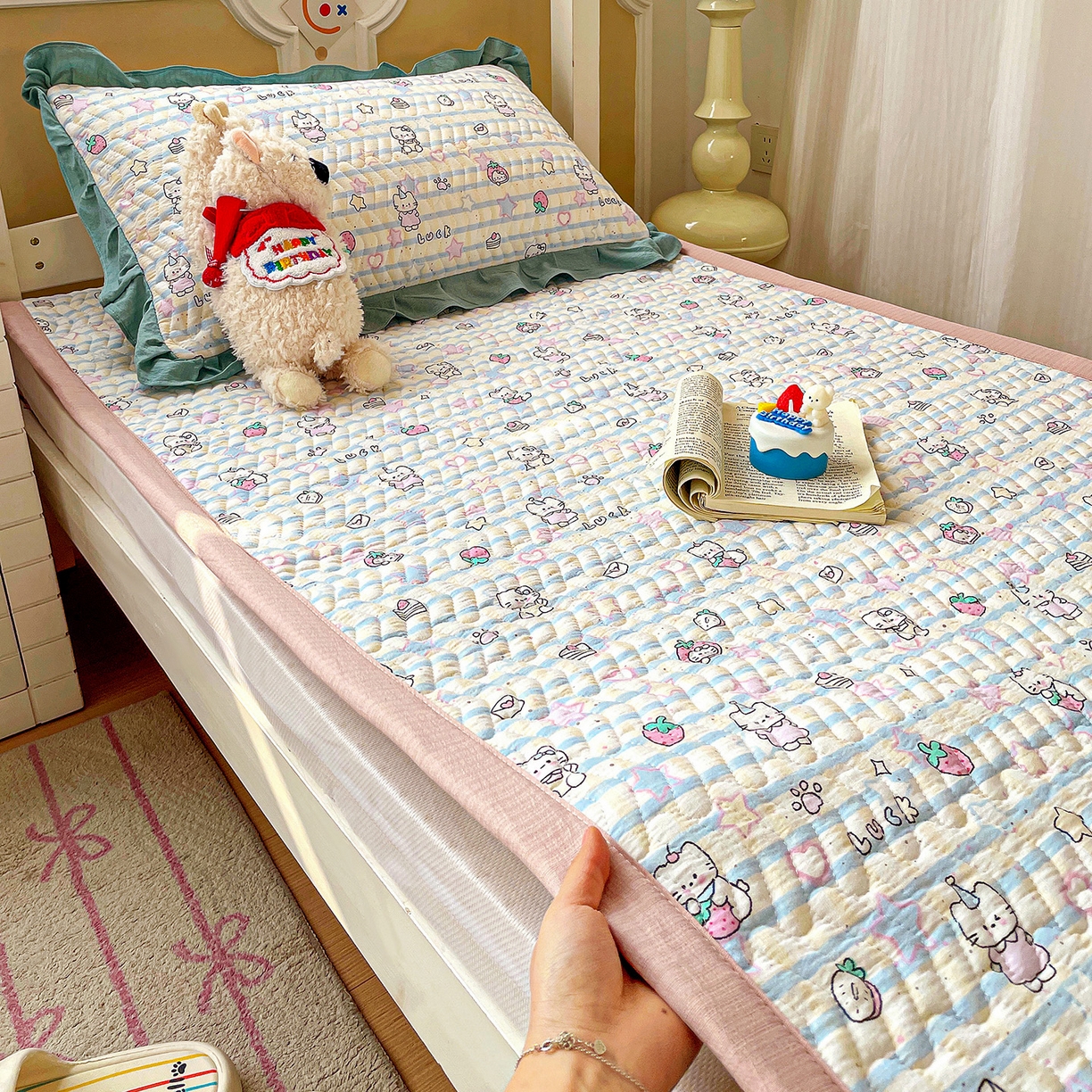 91家纺网 家纺一手货源 找家纺 纽缦家纺 2026新款云感提花双层纱学生床垫 切块草莓猫