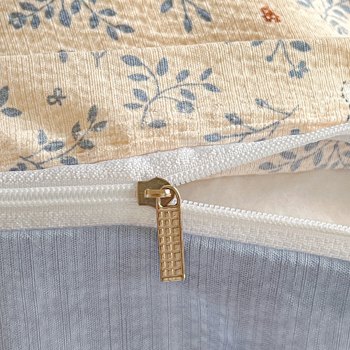 91家纺网 家纺一手货源 找家纺 仟人梦 2026新款云感双层纱印花四件套 花园兔