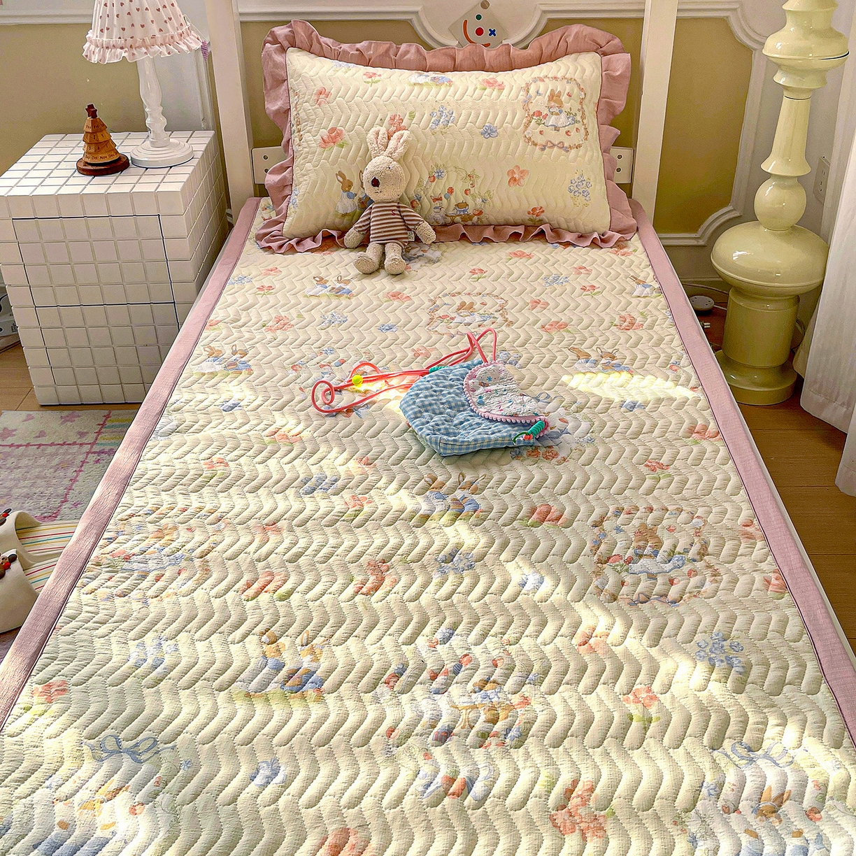 91家纺网 家纺一手货源 找家纺 纽缦家纺 2026新款云感提花双层纱学生床垫 镜子里的兔