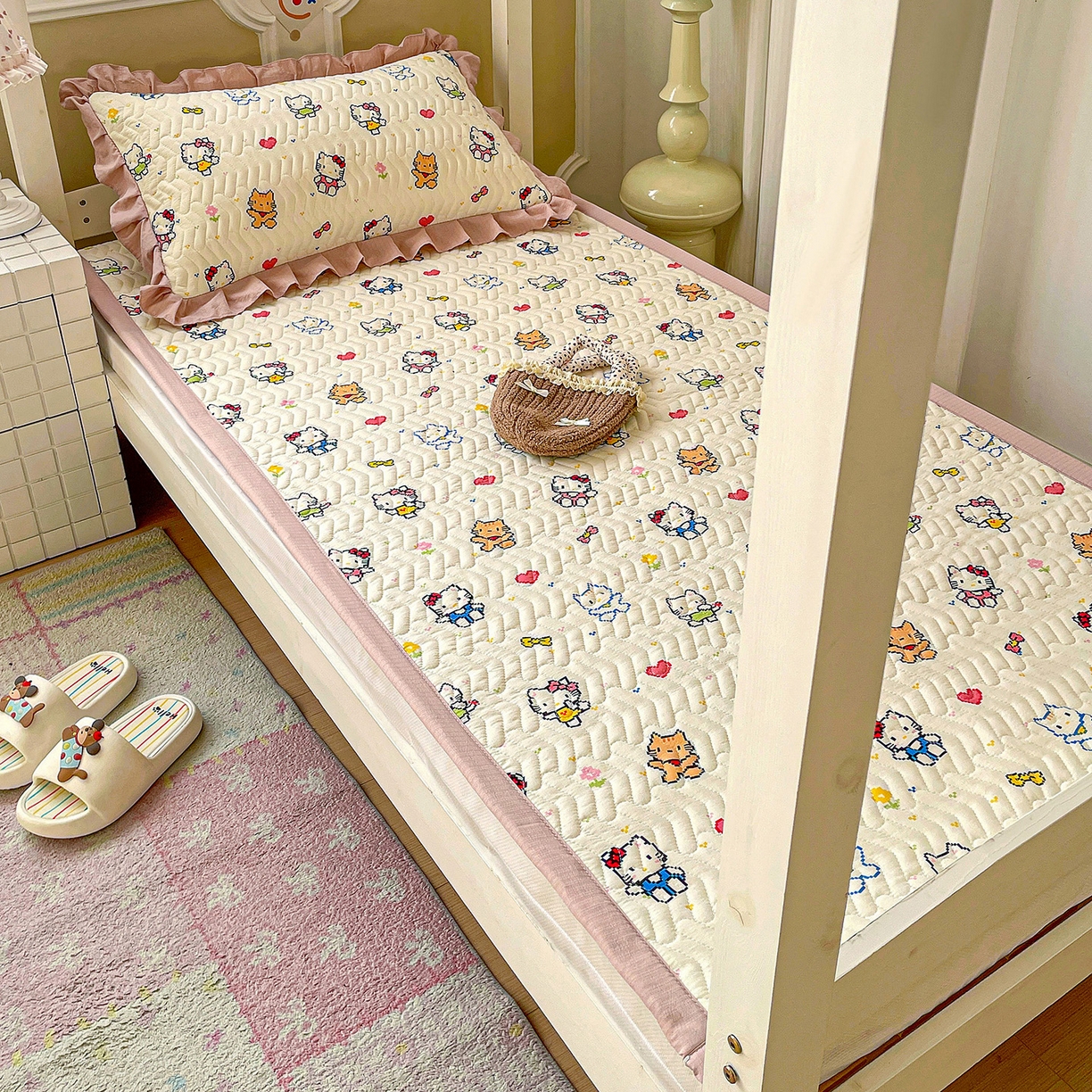 91家纺网 家纺一手货源 找家纺 纽缦家纺 2026新款云感提花双层纱学生床垫 像素小猫