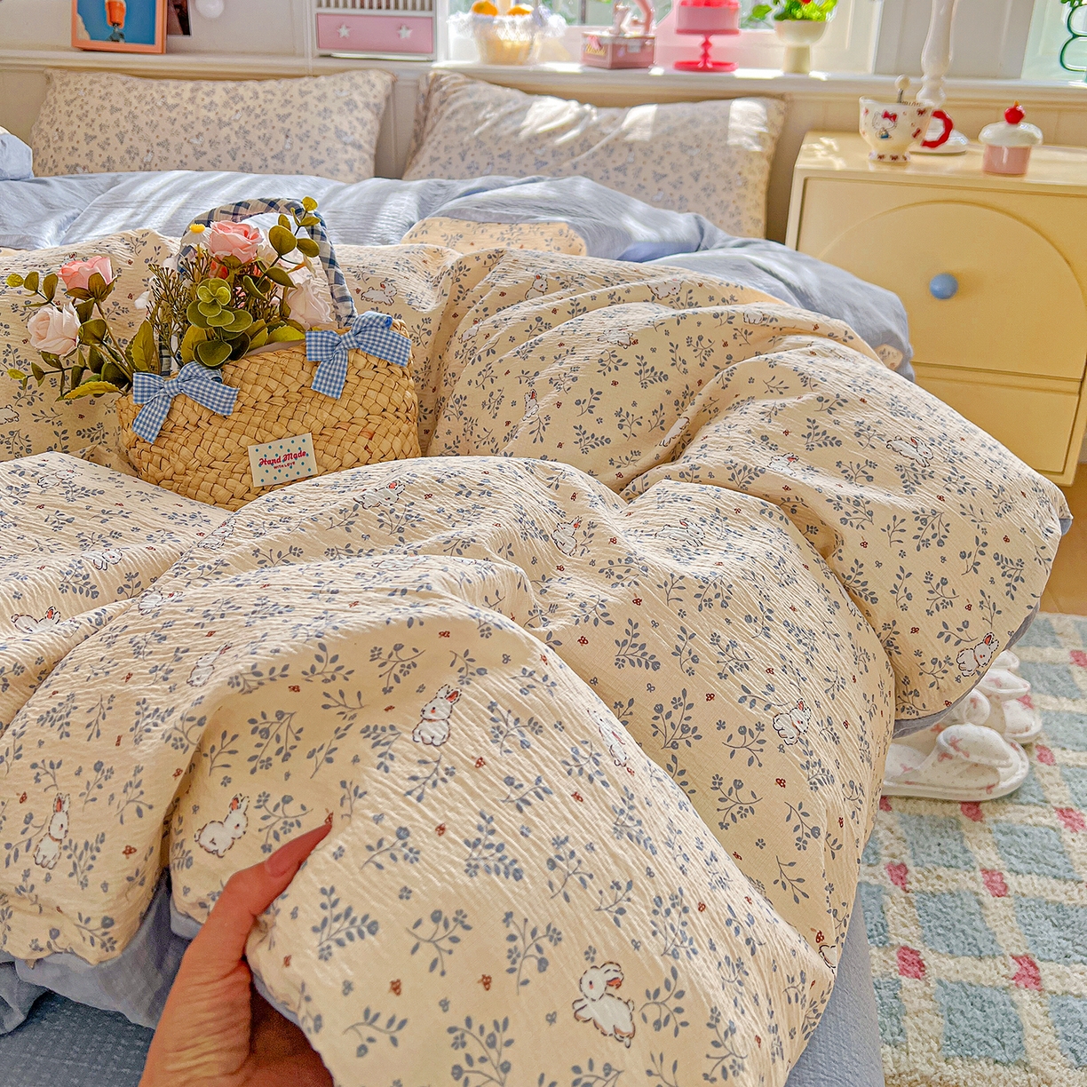 91家纺网 家纺一手货源 找家纺 仟人梦 2026新款云感双层纱印花四件套 花园兔