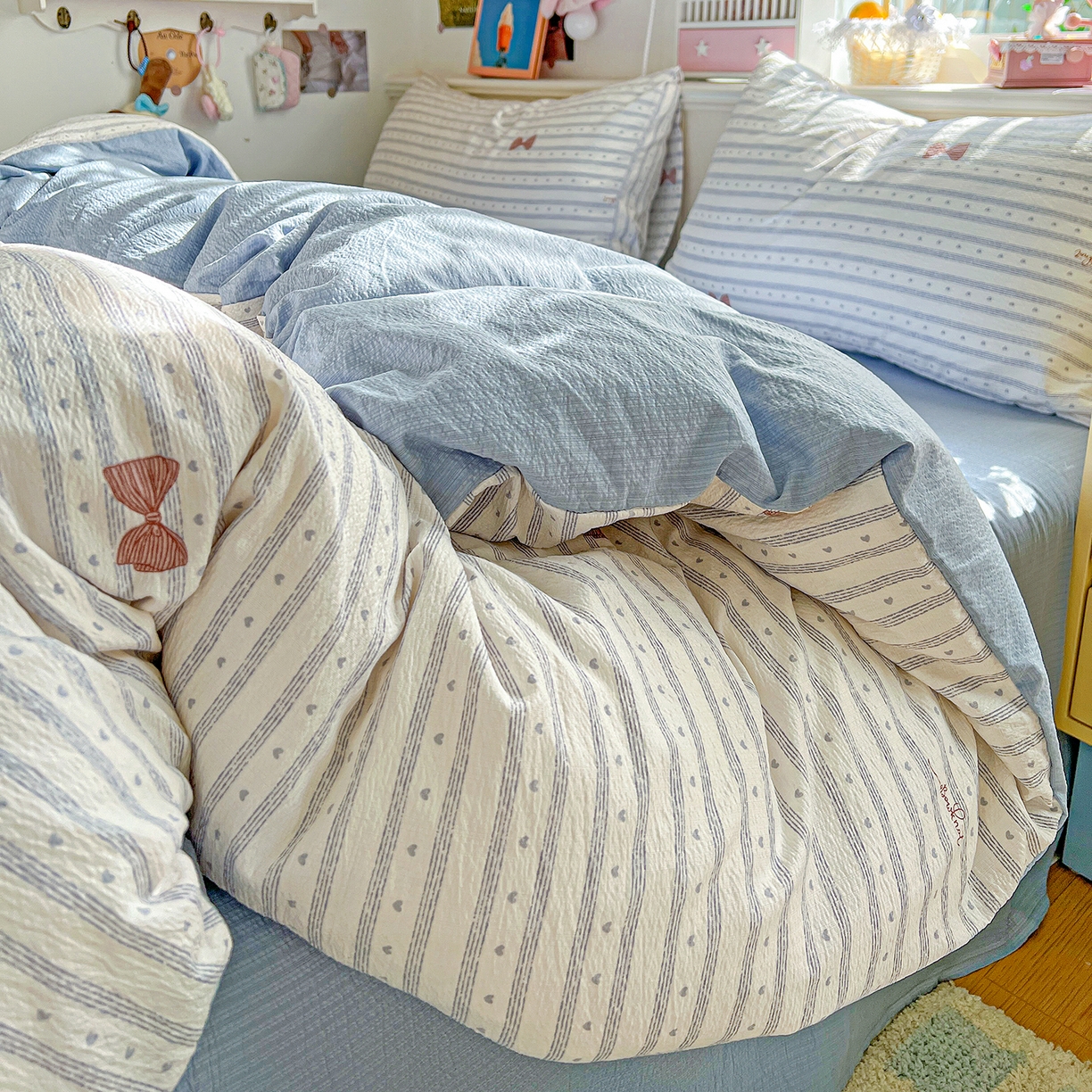 91家纺网 家纺一手货源 找家纺 仟人梦 2026新款云感双层纱印花四件套 清新条纹