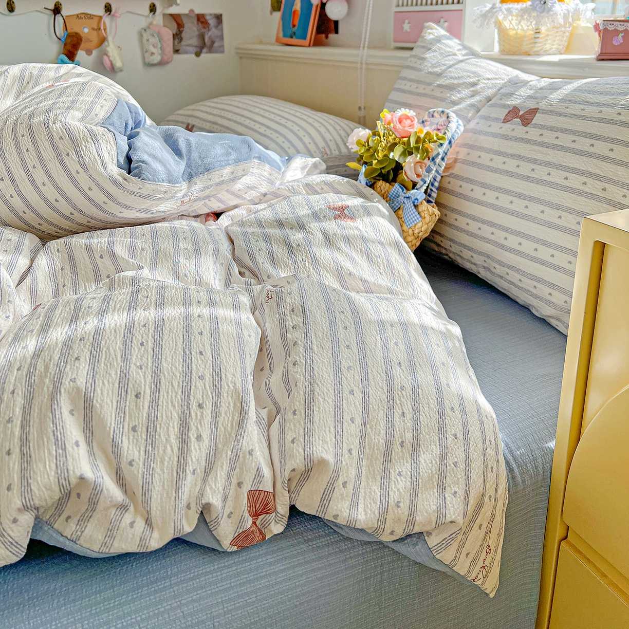 91家纺网 家纺一手货源 找家纺 仟人梦 2026新款云感双层纱印花四件套 清新条纹