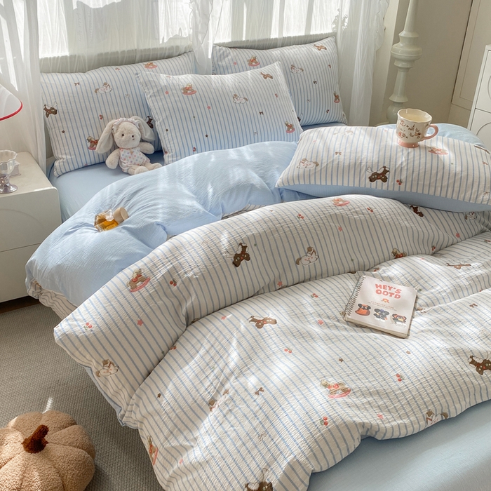 91家纺网 家纺一手货源 找家纺 红日子纺织品  2026春夏新款云感小清新皱皱纱四件套 童年木马