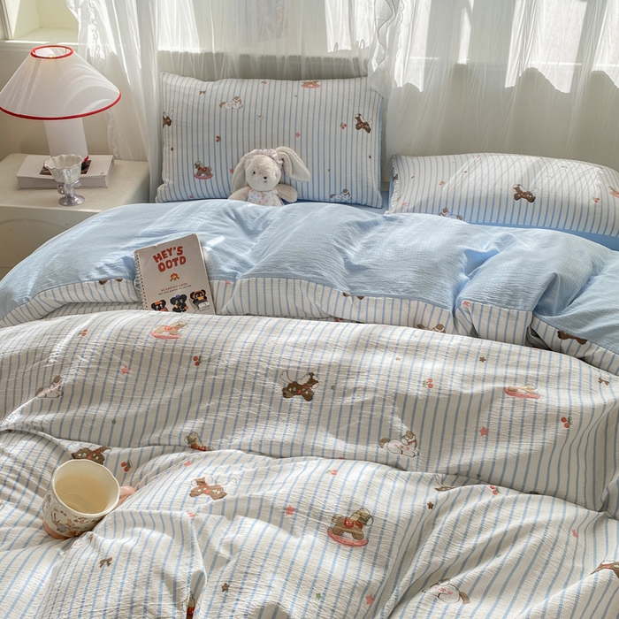 91家纺网 家纺一手货源 找家纺 红日子纺织品  2026春夏新款云感小清新皱皱纱四件套 童年木马