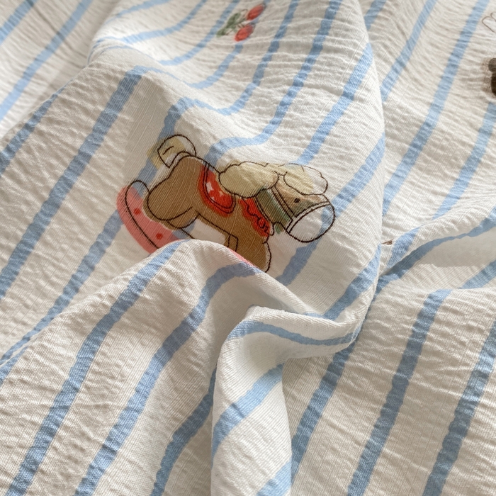 91家纺网 家纺一手货源 找家纺 红日子纺织品  2026春夏新款云感小清新皱皱纱四件套 童年木马