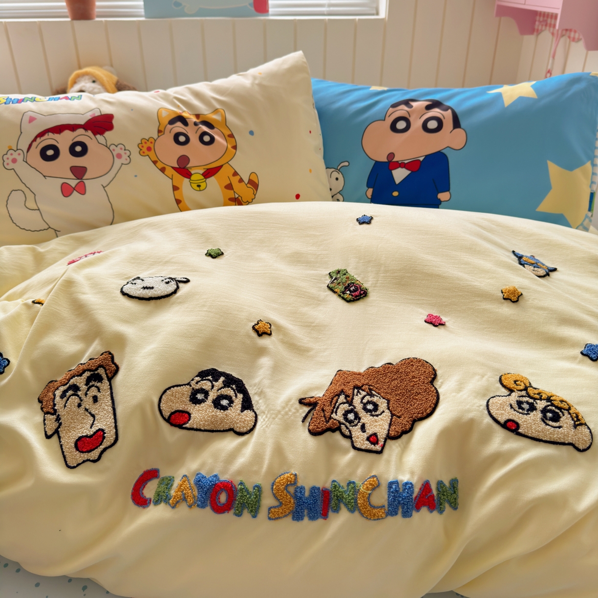 91家纺网 家纺一手货源 找家纺 （总）一霖家纺 2026新款正品蜡笔小新高克重云朵棉毛巾绣数码枕套系列四件套热推款