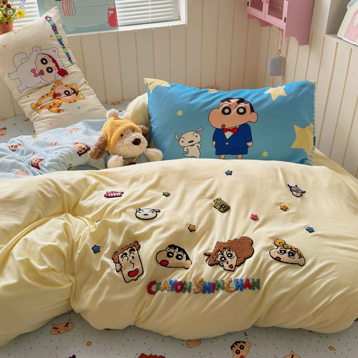 91家纺网 家纺一手货源 找家纺 （总）一霖家纺 2026新款正品蜡笔小新高克重云朵棉毛巾绣数码枕套系列四件套热推款