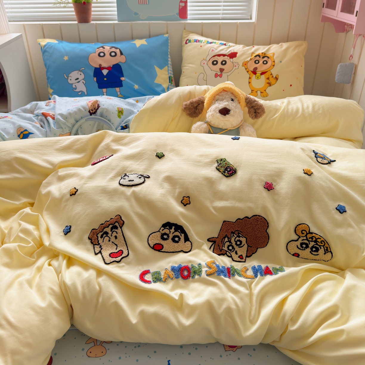 91家纺网 家纺一手货源 找家纺 （总）一霖家纺 2026新款正品蜡笔小新高克重云朵棉毛巾绣数码枕套系列四件套热推款