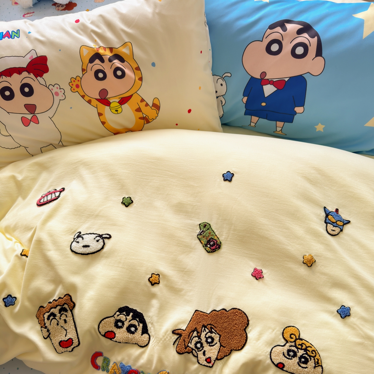 91家纺网 家纺一手货源 找家纺 （总）一霖家纺 2026新款正品蜡笔小新高克重云朵棉毛巾绣数码枕套系列四件套热推款