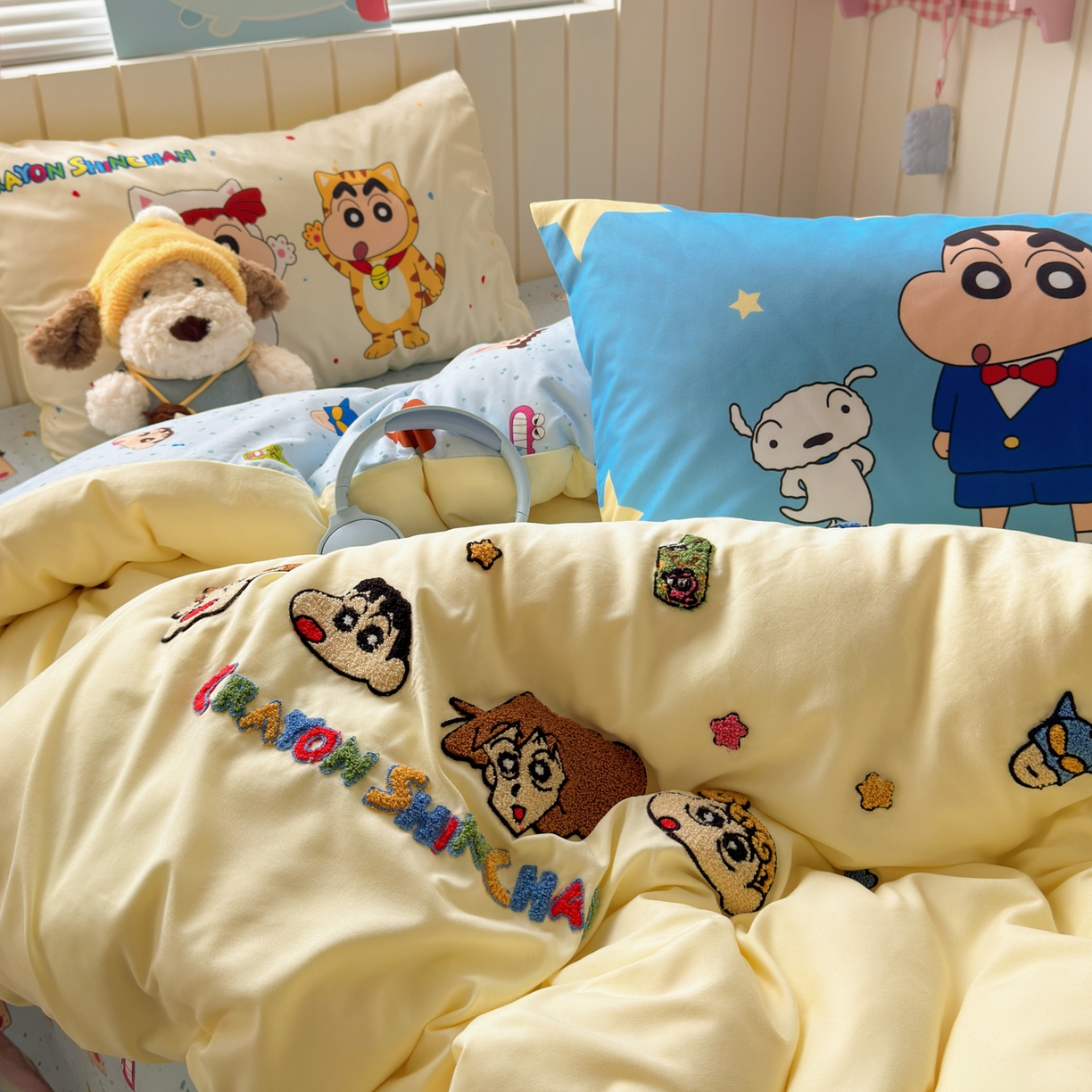 91家纺网 家纺一手货源 找家纺 （总）一霖家纺 2026新款正品蜡笔小新高克重云朵棉毛巾绣数码枕套系列四件套热推款