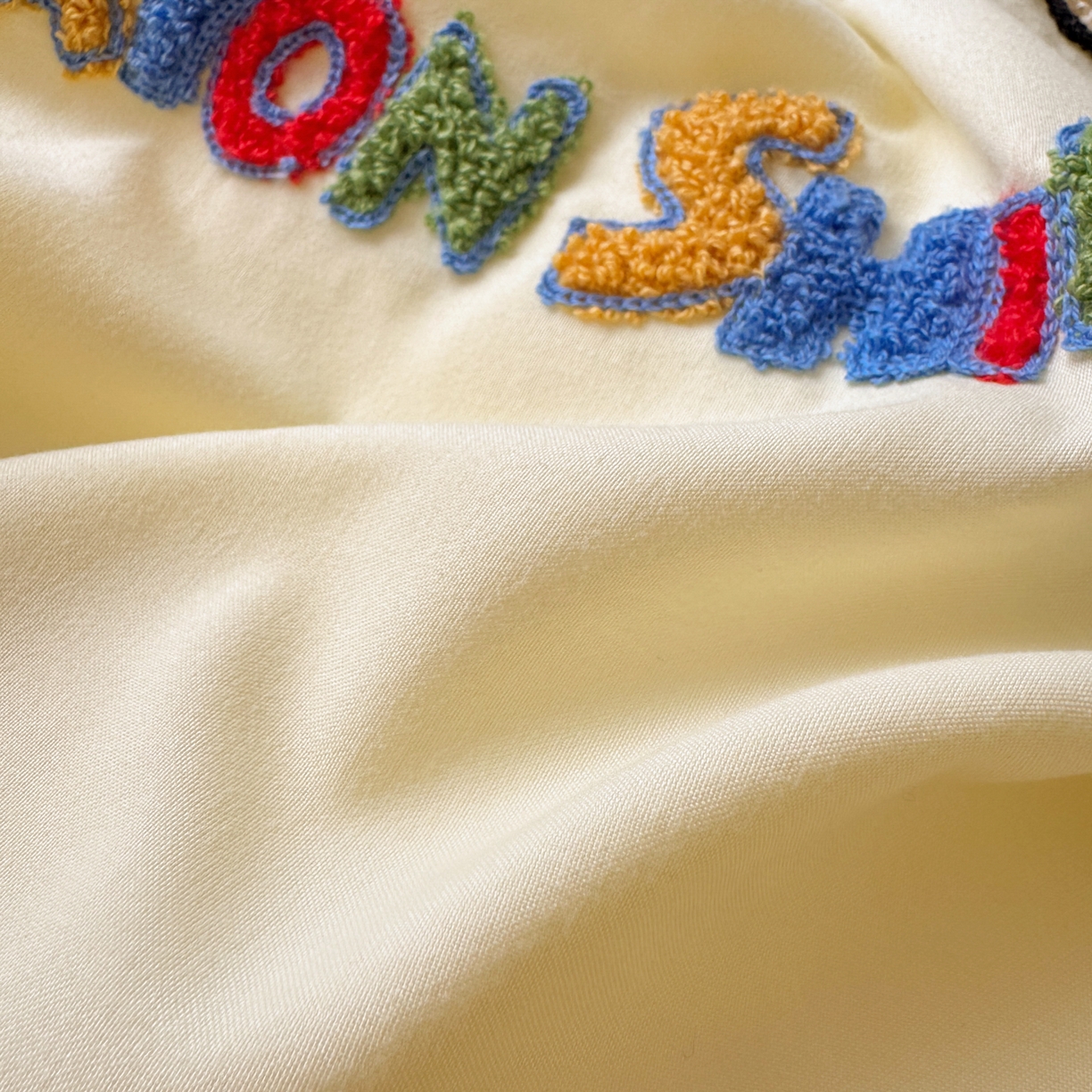 91家纺网 家纺一手货源 找家纺 （总）一霖家纺 2026新款正品蜡笔小新高克重云朵棉毛巾绣数码枕套系列四件套热推款