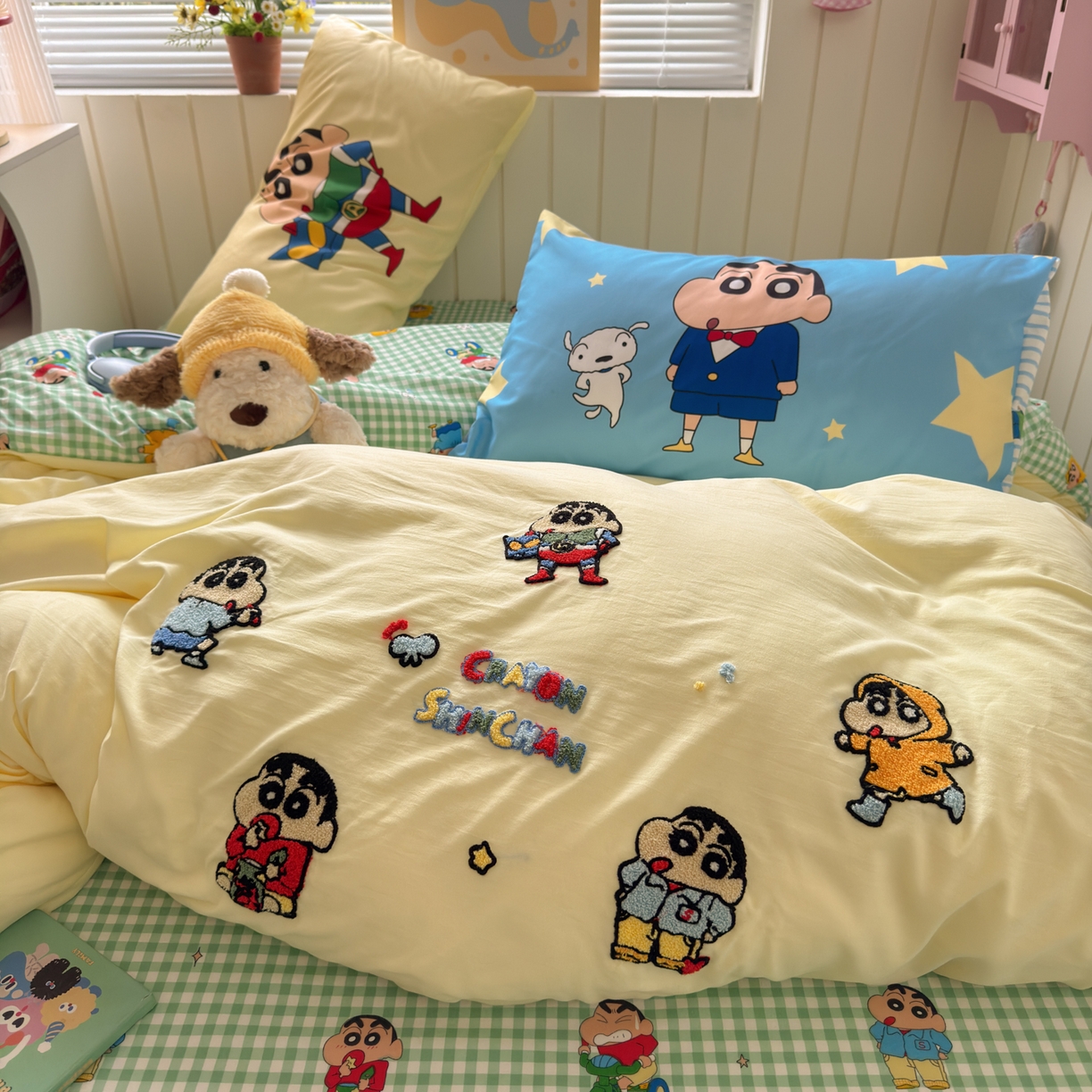 91家纺网 家纺一手货源 找家纺 （总）一霖家纺 2026新款正品蜡笔小新高克重云朵棉毛巾绣数码枕套系列四件套热推款