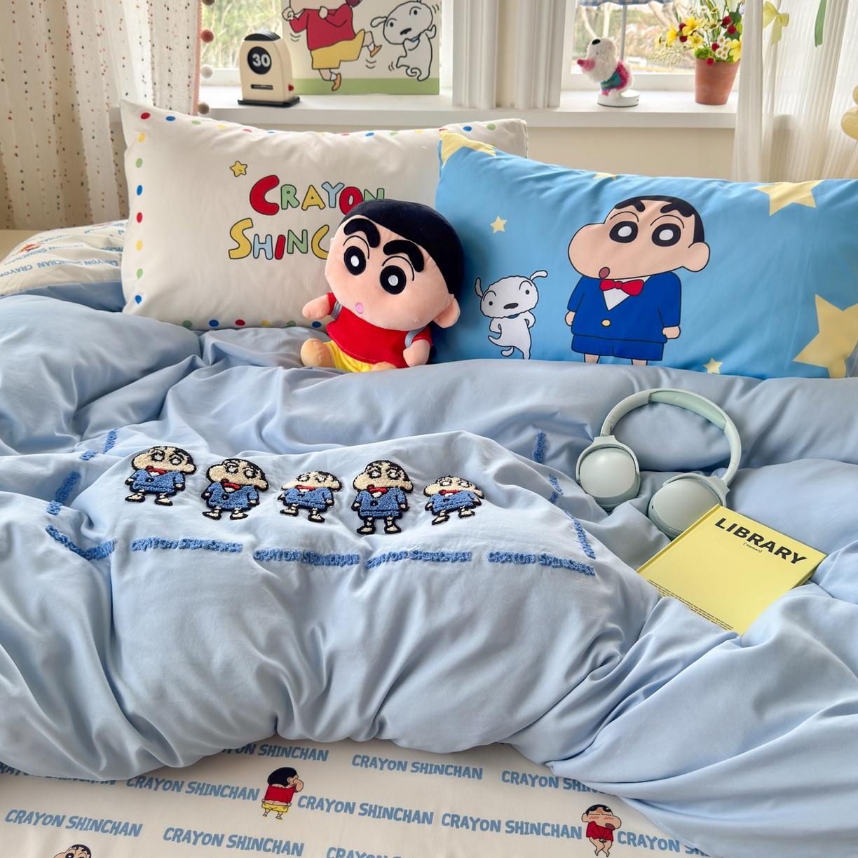 91家纺网 家纺一手货源 找家纺 （总）一霖家纺 2026新款正品蜡笔小新高克重云朵棉毛巾绣数码枕套系列四件套热推款