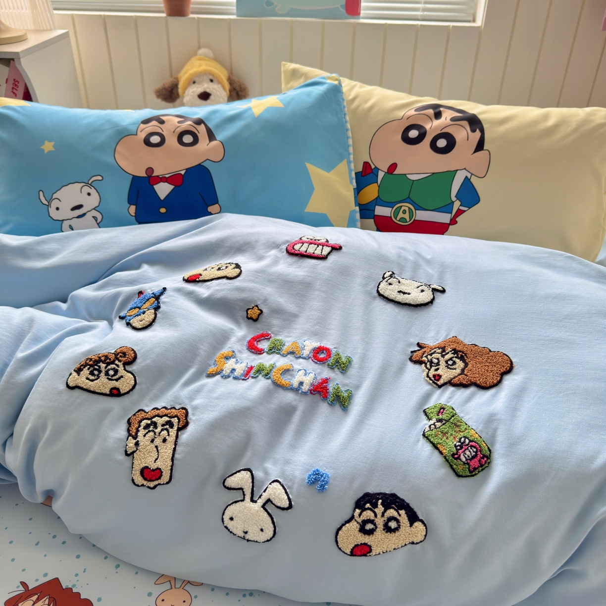 91家纺网 家纺一手货源 找家纺 （总）一霖家纺 2026新款正品蜡笔小新高克重云朵棉毛巾绣数码枕套系列四件套热推款