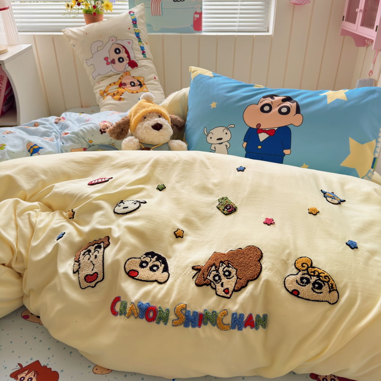 91家纺网 家纺一手货源 找家纺 （总）一霖家纺 2026新款正品蜡笔小新高克重云朵棉毛巾绣数码枕套系列四件套热推款