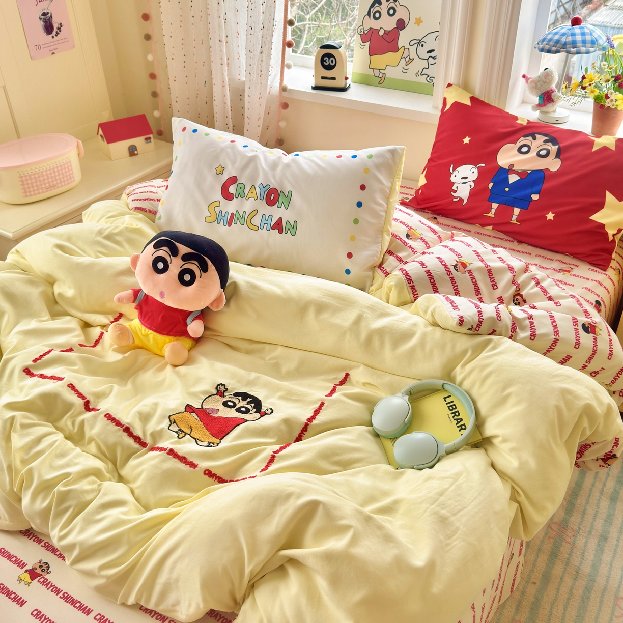 91家纺网 家纺一手货源 找家纺 一霖家纺 2026新款正品蜡笔小新高克重云朵棉毛巾绣数码枕套系列四件套热推款 嗨皮小新