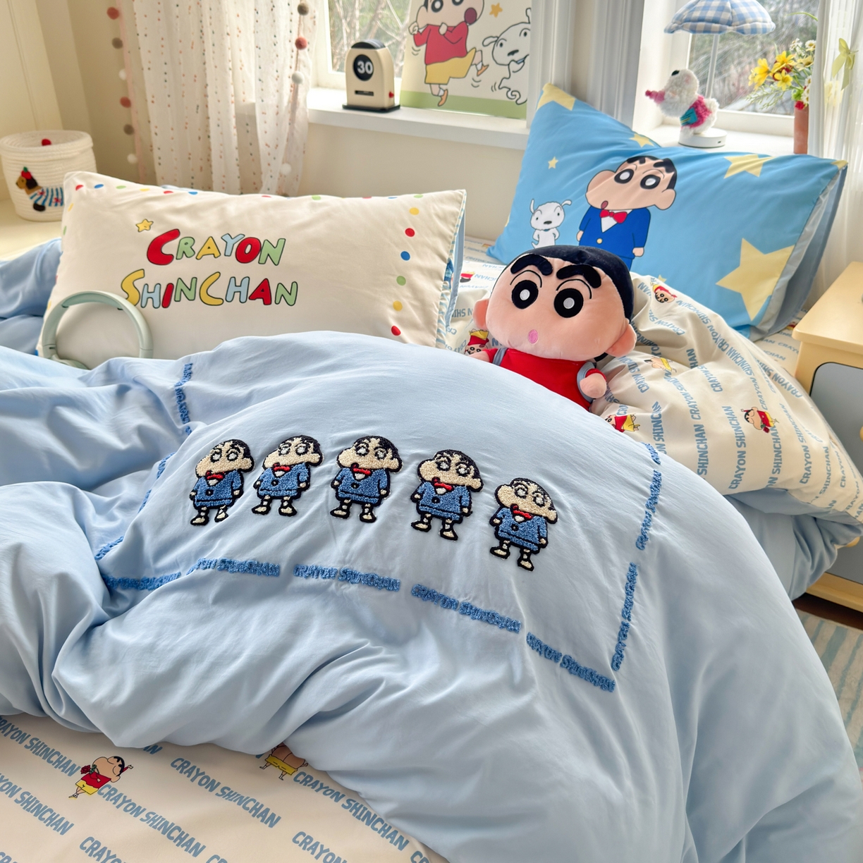 91家纺网 家纺一手货源 找家纺 一霖家纺 2026新款正品蜡笔小新高克重云朵棉毛巾绣数码枕套系列四件套热推款 小新BIUBIU