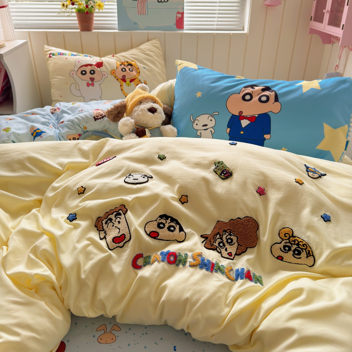 91家纺网 家纺一手货源 找家纺 一霖家纺 2026新款正品蜡笔小新高克重云朵棉毛巾绣数码枕套系列四件套热推款 呆萌蜡笔小新