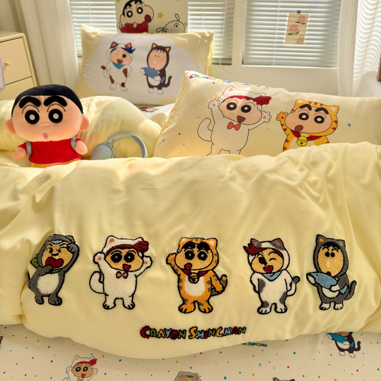 一霖家纺 2026新款正品蜡笔小新高克重云朵棉毛巾绣数码枕套系列四件套热推款 小新变装秀