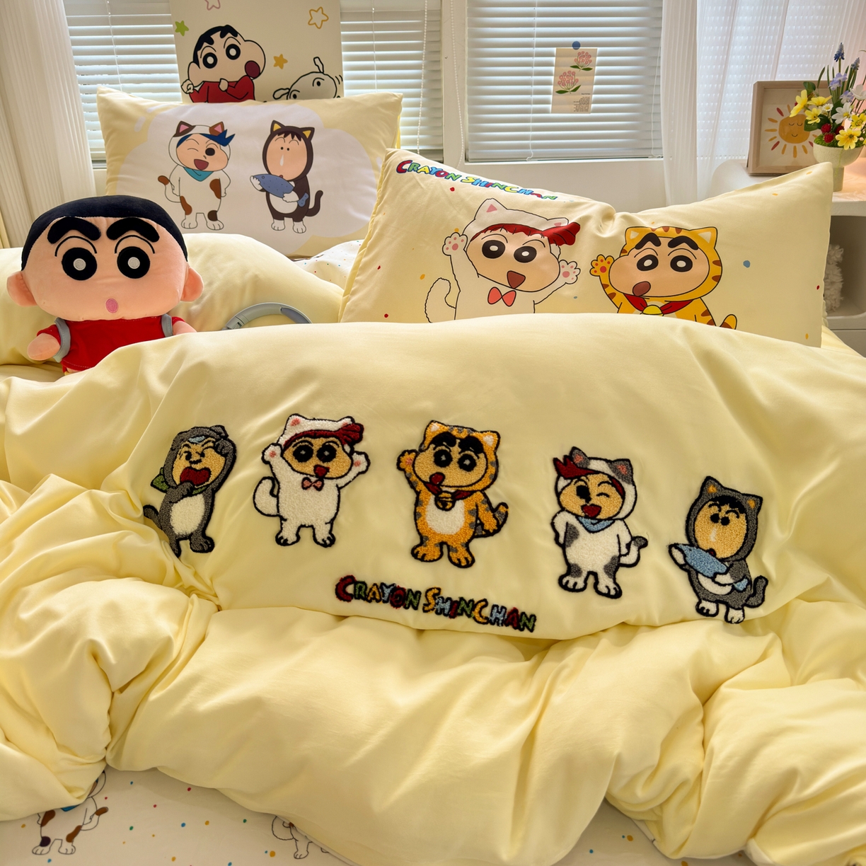 91家纺网 家纺一手货源 找家纺 一霖家纺 2026新款正品蜡笔小新高克重云朵棉毛巾绣数码枕套系列四件套热推款 小新变装秀