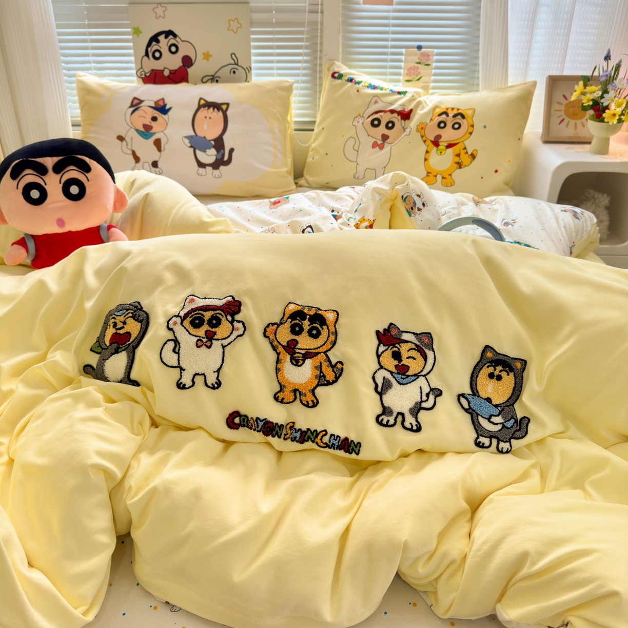 91家纺网 家纺一手货源 找家纺 一霖家纺 2026新款正品蜡笔小新高克重云朵棉毛巾绣数码枕套系列四件套热推款 小新变装秀