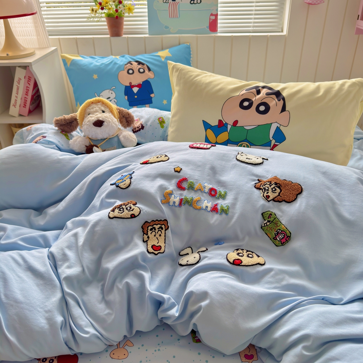 91家纺网 家纺一手货源 找家纺 一霖家纺 2026新款正品蜡笔小新高克重云朵棉毛巾绣数码枕套系列四件套热推款 小新大家族