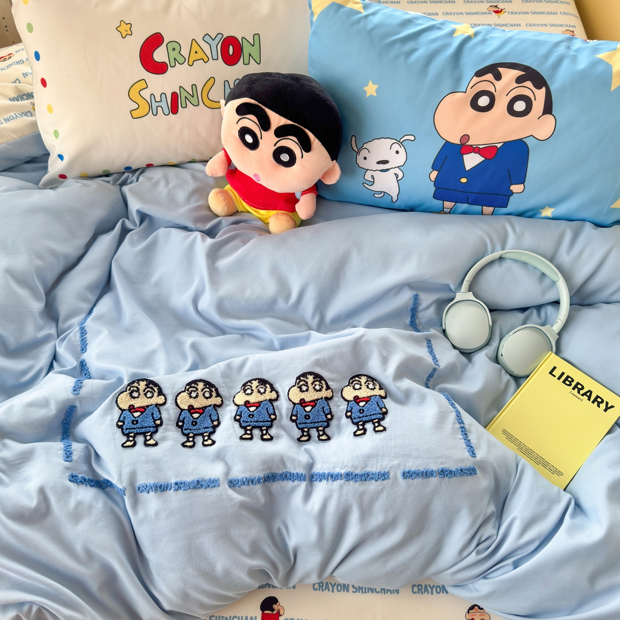 91家纺网 家纺一手货源 找家纺 一霖家纺 2026新款正品蜡笔小新高克重云朵棉毛巾绣数码枕套系列四件套热推款 小新BIUBIU