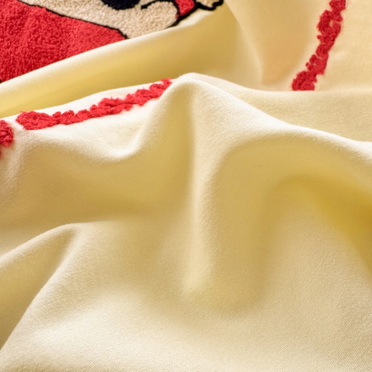 91家纺网 家纺一手货源 找家纺 一霖家纺 2026新款正品蜡笔小新高克重云朵棉毛巾绣数码枕套系列四件套热推款 嗨皮小新